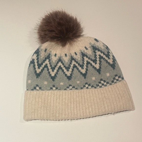 Woman’s hat with Pom Pom - Picture 1 of 3
